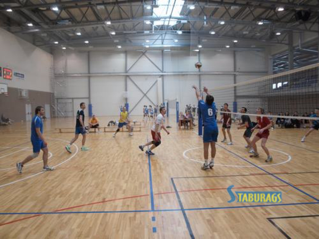 Šodien, 23. februārī, noslēdzās finālturnīrs Aizkraukles novada atklātā kausa izcīņā volejbolā gan sievietēm, gan vīriešiem. Uzvarētāju godā sievietēm — “Lauma Lingerie” no Jēkabpils un Rīgas, vīriešiem — komanda no Valles. 
Autors: Indulis Burka