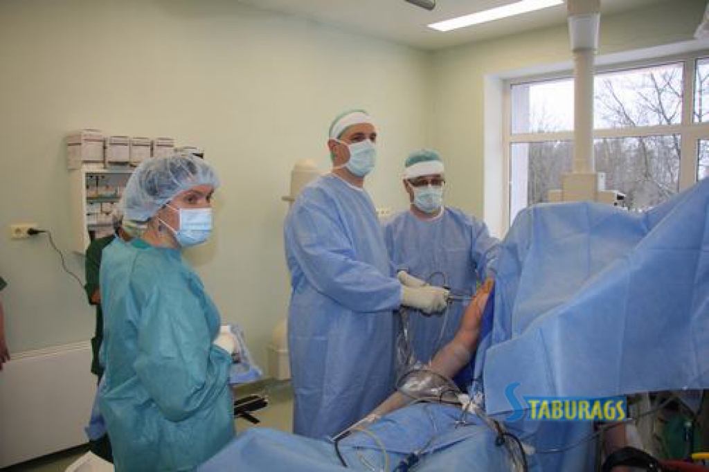 Aizkraukles medicīnas centra dienas stacionāra telpās notika praktisks seminārs, kura laikā trīs pleca locītavas jeb artroskopijas paraugoperācijas veica Klaipēdas reģionālās slimnīcas traumatologs ortopēds Viktors Jermolajevs. 
Autors: Guna Mikasenoka