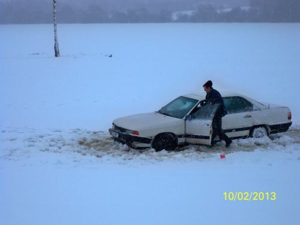 Vakar ap pulksten 16 Pļaviņu novadā, iepretim maiznīcai “Liepkalni”, kādas automašīnas “Audi” vadītājs mēģināja šķērsot Daugavu. Netālu no krasta braucamais ielūza ledū.