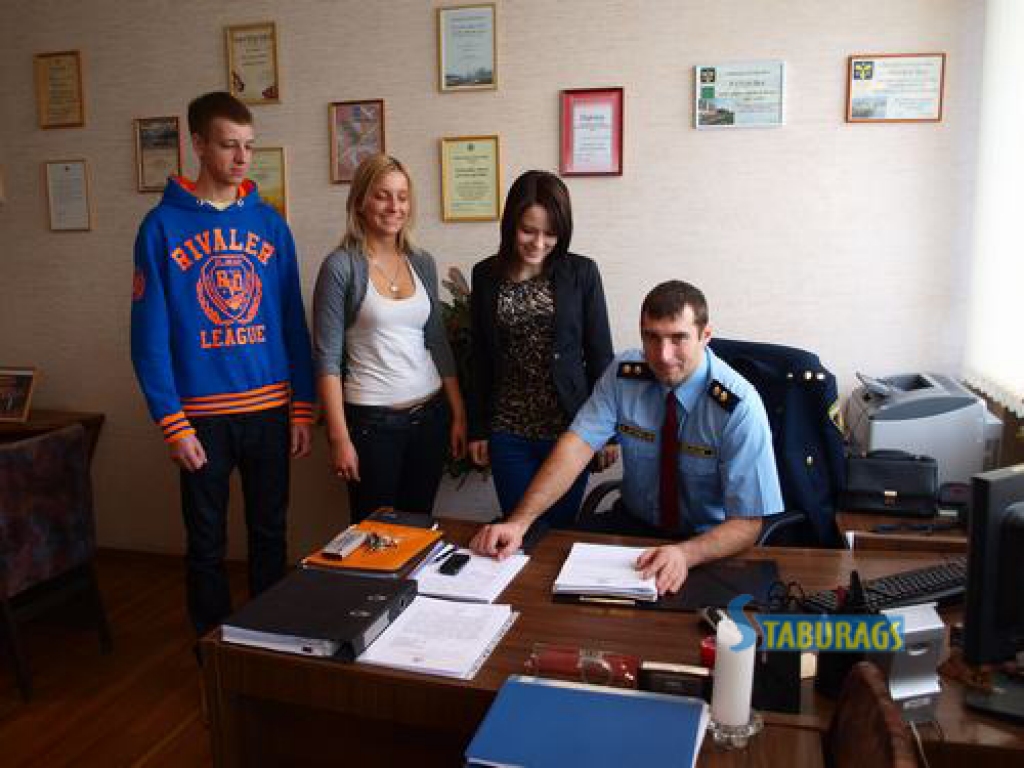 Aizkraukles policijas iecirkņa priekšnieku Aigaru Zīmeli “ēno” aizkrauklietis Edmunds Zālītis (no kreisās), Laura Censone un Sindija Sokolovska no Jaunjelgavas.