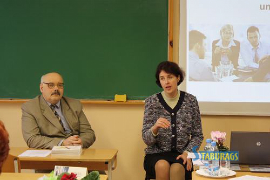 Jautājumi ir, atbilžu nav. Ar skolu direktoriem tikās IZM pārstāvji Ineta Īvāne un Ēriks Sīka. 