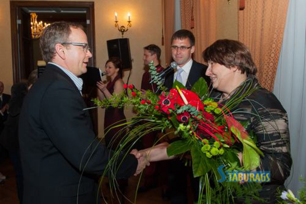 Par gada notikumu. LPKS “Trikāta” valdes priekšsēdētājs Uldis Krievārs saņem balvu no zemkopības ministres Laimdotas Straujumas.
Autors: Foto no LLKA arhīva