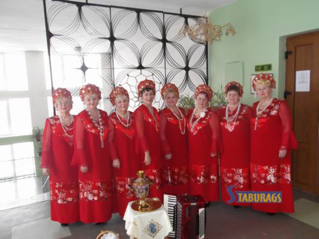 Pēc koncerta. Dziesmu “Samovar” (“Patvāris”) ansambļa dalībnieces ilustrēja ar līdzpaņemto patvāri un barankām.           