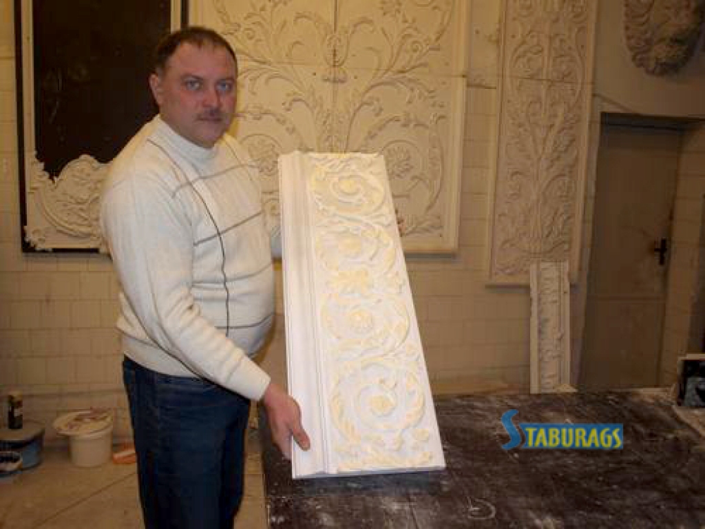 AR MĀKSLINIEKA PIESKĀRIENU. Aigara Gredzena darbnīcā izgatavo dažādu lielumu dekorus.  