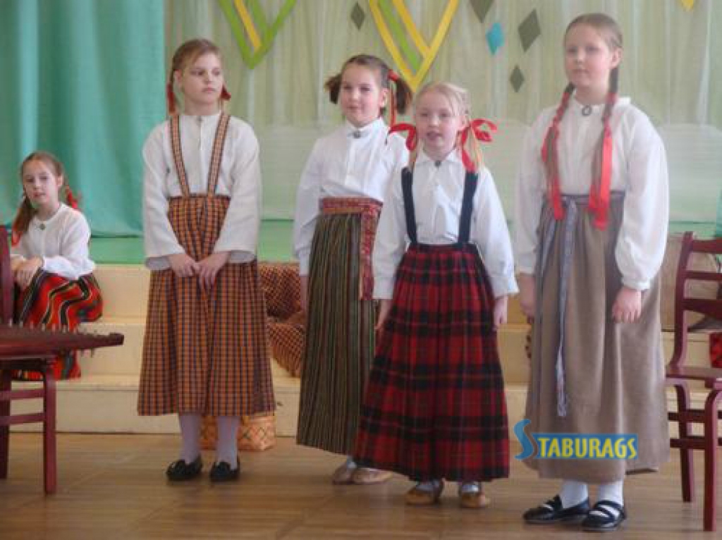Reiz bija... Folkloras kopas “Tīne” meitenes stāsta, kuras rotaļas un dziesmas patikušas viņu vecmāmiņām. “Tīne” šonedēļ nosvinēja savu 22. dzimšanas dienu, ko parasti atzīmē februārī, tomēr sarīkojuma dēļ to nācies pārcelt.              
Autors: Inguna Žogota