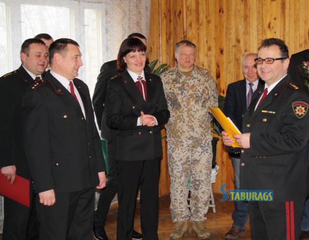 SVINĪGS BRĪDIS. VUGD Aizkraukles daļas Jaunjelgavas posteņa komandieri Mihailu Maškovu (otrais no kreisās) sveic VUGD priekšnieka vietnieks Intars Zitāns (no labās). Otrajā rindā no kreisās VUGD Zemgales reģiona brigādes komandiera vietnieks Andrejs Mihailovs, VUGD Preses un sabiedrisko attiecību nodaļas priekšniece Inga Vetere, zemessardzes Aizkraukles 55. bataljona komandieris Uldis Albiņš un Jaunjelgavas novada domes izpild­direktors Jānis Dimitrijevs.