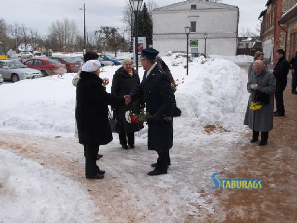 Šodien Koknesē pie kultūras nama notika Komunistiskā genocīda upuru piemiņas dienai veltīts atceres brīdis. Pēc piemiņas brīža kultūras namā bija iespēja klausīties Ogres skolotāju kamerkora koncertu.
Autors: Indulis Burka