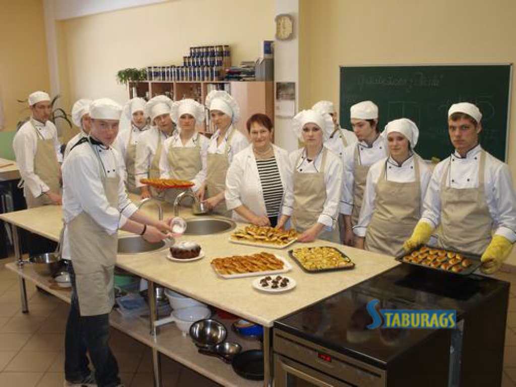 Jaunie konditori. Vecbebru profesionālajā vidusskolā 15 jauniešu skolotājas Regīnas Sniedzes (vidū) vadībā nepilna gada laikā kļūs par konditoriem. 