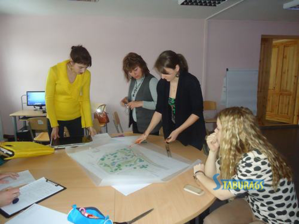 RADOŠS PROCESS. Strādājot grupās, studenti centās atklāt labākās idejas. 