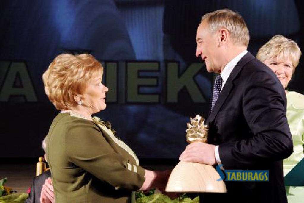 Pelnīta atzinība. “Zelta čiekuru” saņem Regīna Ivbule (pa kreisi).
Autors: Eduarda Kapšes foto