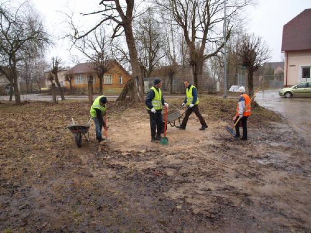 Šodien Skrīveros, Lielās talkas dienā, stiprais lietus izbiedēja talciniekus un plānotie darbi  Apaļā ezera apkārtnē un  Andreja Upīša muzeja dārzā nenotiek. Vien vairāki pagaidu sabiedriskajos darbos nodarbinātie rosījās Tilta un Daugavas...
Autors: Indulis Burka