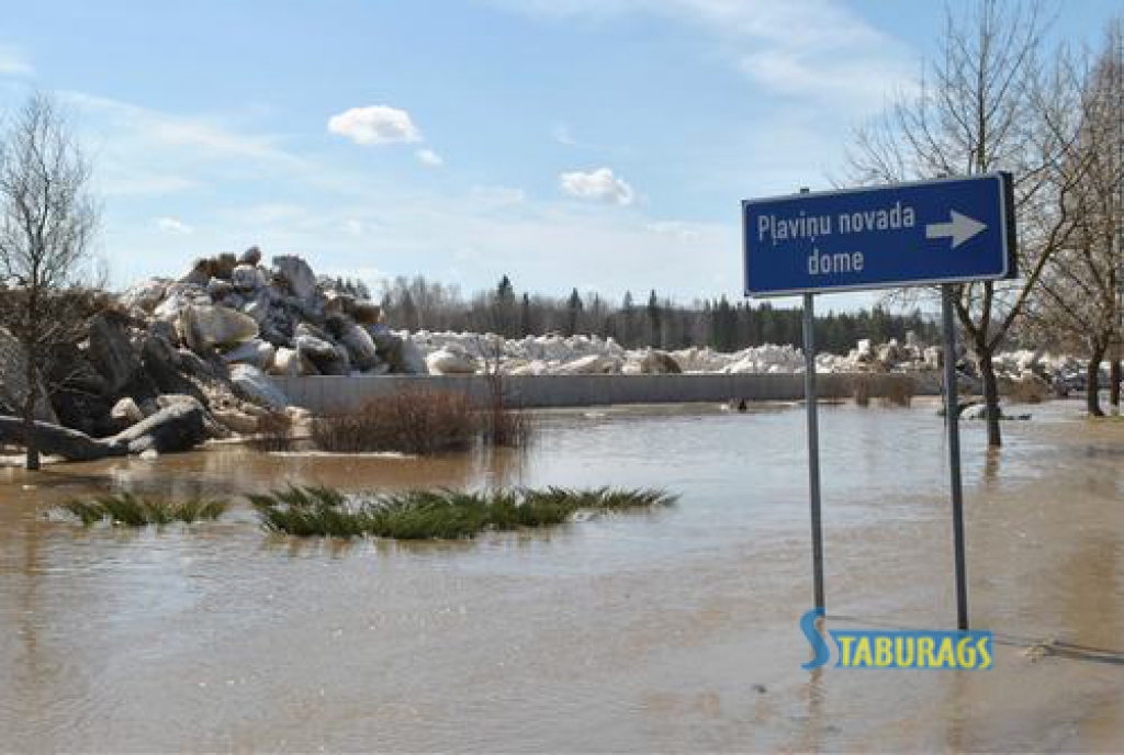 Daugavā pie Pļaviņām pēc pulksten 15 ledus upes vidū sakustējās, un pēc nepilnas stundas — ap pulksten 16 — Daugavas vidū vižņu vairs nebija. Applūdušas vairākas ielas Pļaviņās un arī Gostiņos. Upē strauji kritās ūdenslīmenis.
Autors: Imants Kaziļuns