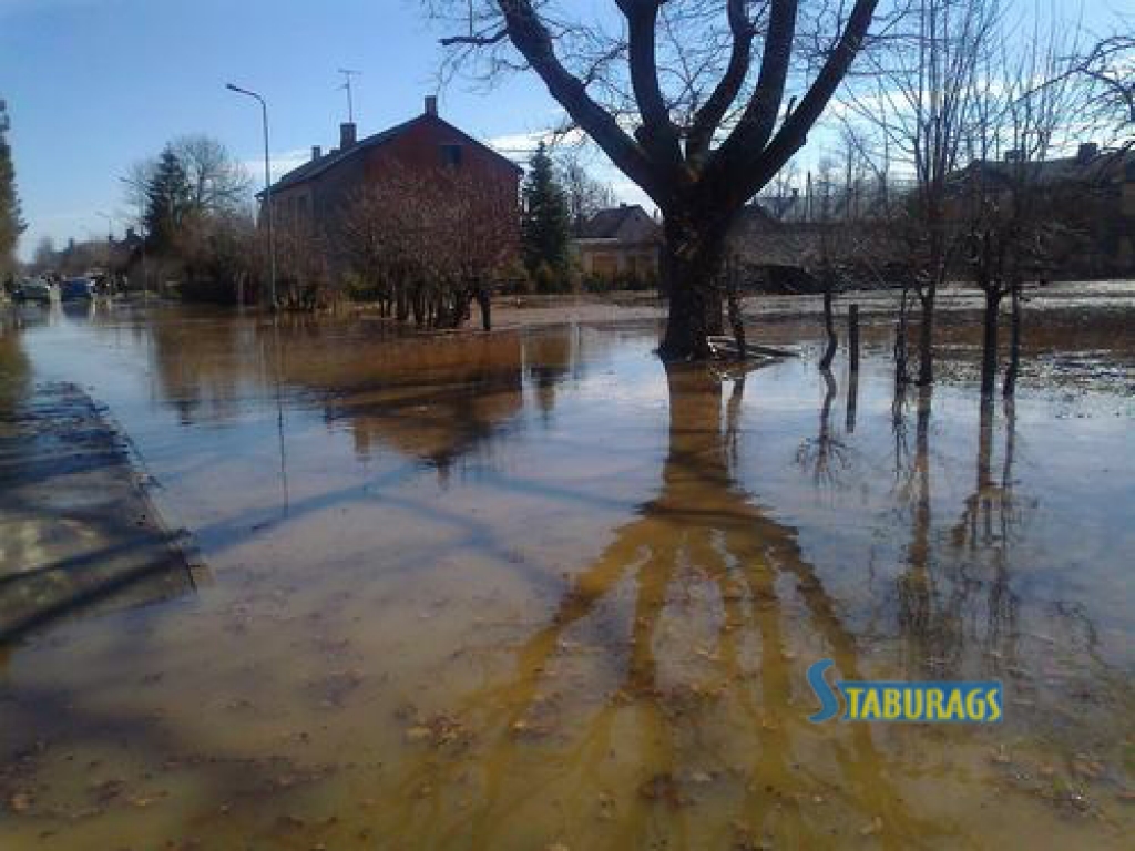 Daugavā pie Pļaviņām turpina paaugstināties ūdenslīmenis un ūdens jau sasniedzis atsevišķus Raiņa ielas posmus. 
Autors: Sandra Pumpure