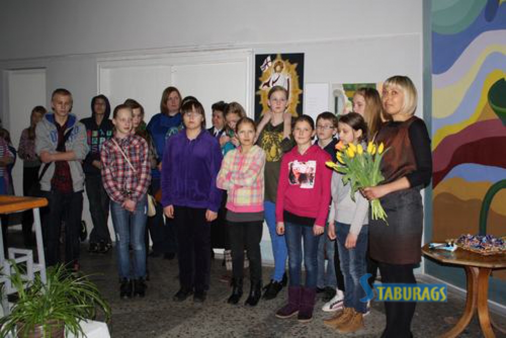 Pētera Barisona Aizkraukles mūzikas skolā atklāja Aizkraukles mākslas skolas audzēkņu darbu izstādi. 13 sakrālās gleznas, kas tapa skolotājas Ilzes Možeikas vadībā, mūzikas skolas vestibilā otrajā stāvā varēs aplūkot līdz maijam.
Autors: Imants Kaziļuns