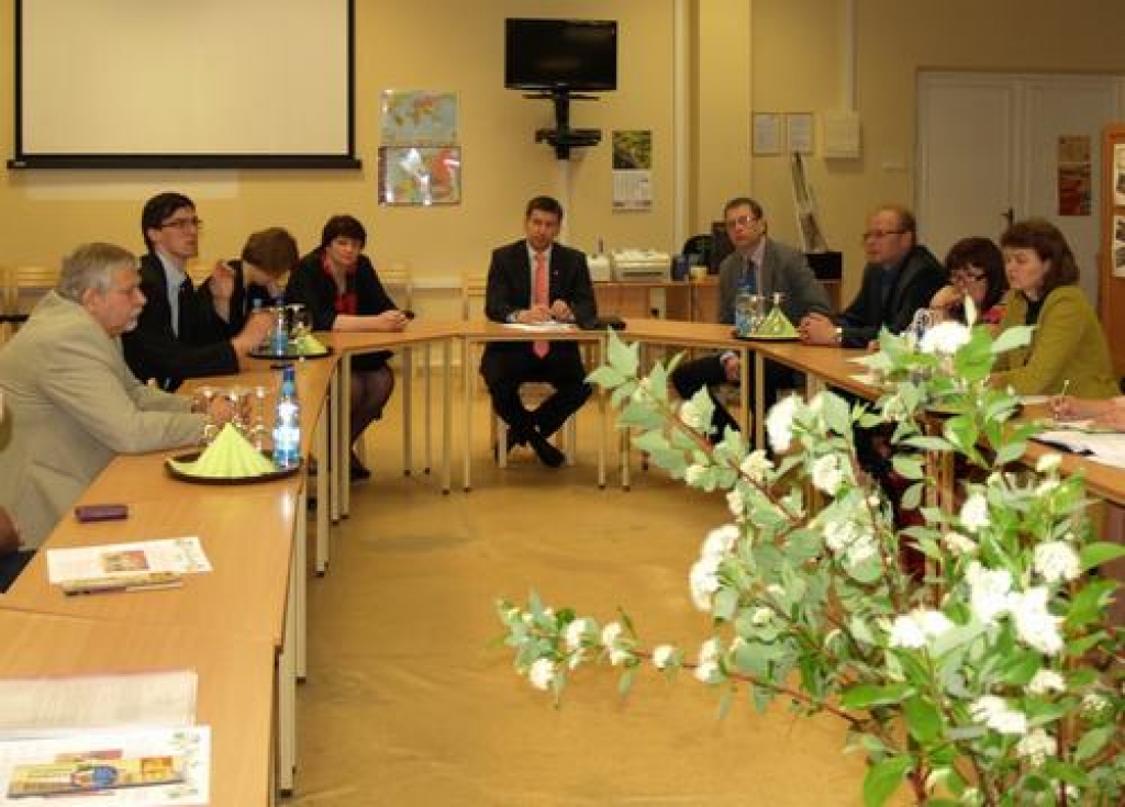Jāvieš skaidrība. Izglītības un zinātnes ministrs Vjačeslavs Dombrovskis (vidū) diskutē ar Kokneses pašvaldības pārstāvjiem un Vecbebru Profesionālās vidusskolas skolotājiem.
Autors: Anita Šmite