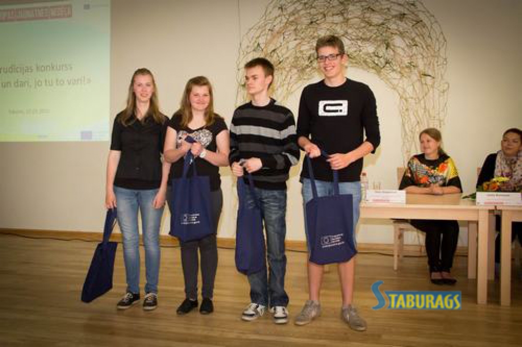 ERUDĪTI UN RADOŠI. Kokneses skolēnu komanda “Zirgu kvartets” — (no kreisās) Asnate Sproģe, Lelde Āre, Eduards Jubels un Kristaps Kalniņš. 
Autors: Foto no I. Gaiša Kokneses vidusskolas albuma