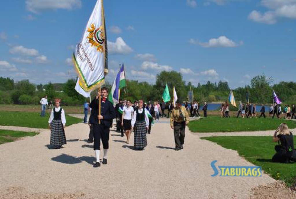 Svinīgā gājienā stādīt piemiņas birzi devās ap simt cilvēku.