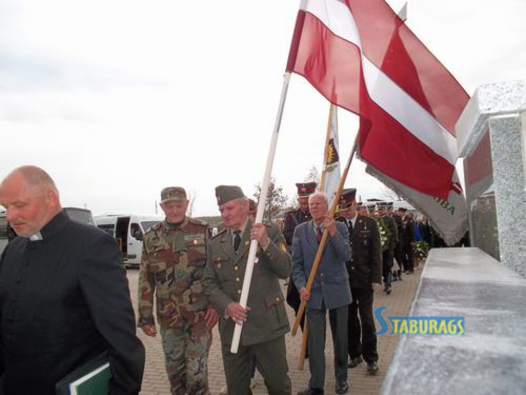 Domās par kritušajiem tautiešiem. Vilnis Mironovs (no kreisās) un Jānis Upītis, Lestenes Brāļu kapos pieminot Otrā pasaules kara upurus.