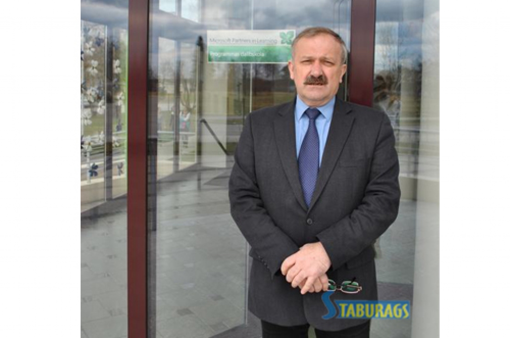 TEHNOLOĢIJAS PALĪDZ DARBĀ. Šī plāksne apliecina, ka arī Aizkraukles novada ģimnāzija ir “Microsoft” sadarbības skola. Attēlā —  Aldis Labinskis.