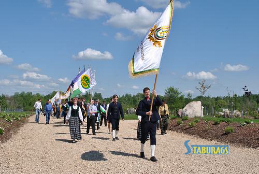 Vakar Kokneses novadā, Likteņdārzā, Latvijas Lauksaimniecības universitātes (LLU) 150. jubilejas gadā godināt bijušos rektorus un iestādīt piemiņas birzi ieradās ap 100 studentu un pasniedzēju. 
Autors: Līga Patmalniece