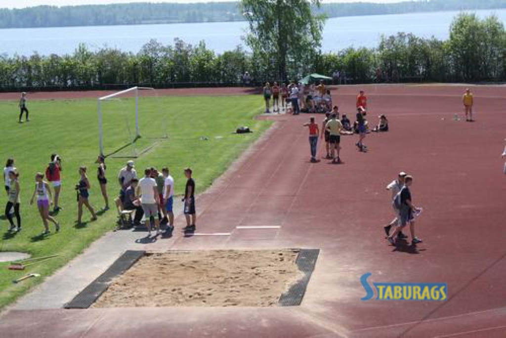 Aizkraukles stadionā šodien notiek Aizkraukles novada sporta skolas rīkotās reģionālās sacensības vieglatlētikā A grupas jauniešiem un junioriem. 
Autors: Jānis Ozoliņš