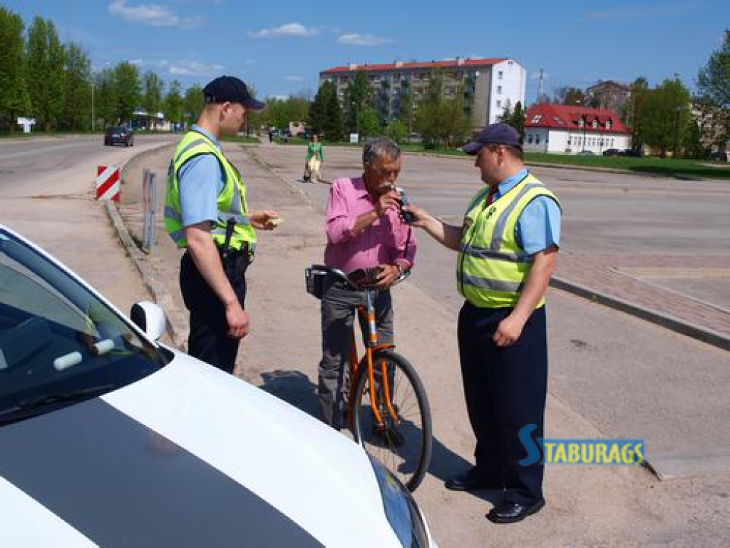 Laikam kļūstot siltākam, uz ceļiem izbrauc arvien vairāk velosipēdistu un mopēdu vadītāju. Diemžēl ļoti daudzi šos transportlīdzekļus vada alkohola reibumā. Savukārt motobraucēji bieži vien pārsniedz atļauto braukšanas ātrumu. Lai...
Autors: Indulis Burka