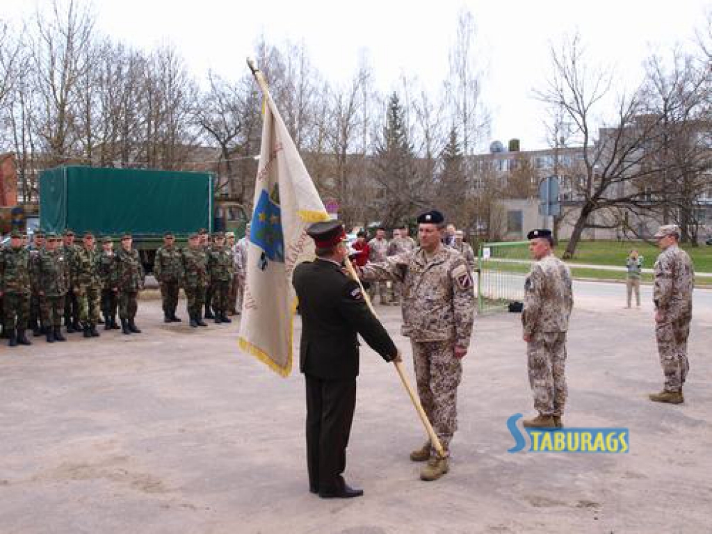Šodien Aizkrauklē svinīgā ceremonijā komandiera pilnvaras nodeva Zemessardzes Aizkraukles 55. kājnieku bataljona komandieris majors Uldis Albiņš. Viņš sasniedzis vecumu, pēc kura atvaļina no dienesta. Par priekšzīmīgu dienestu Albiņa kungu...
Autors: Indulis Burka