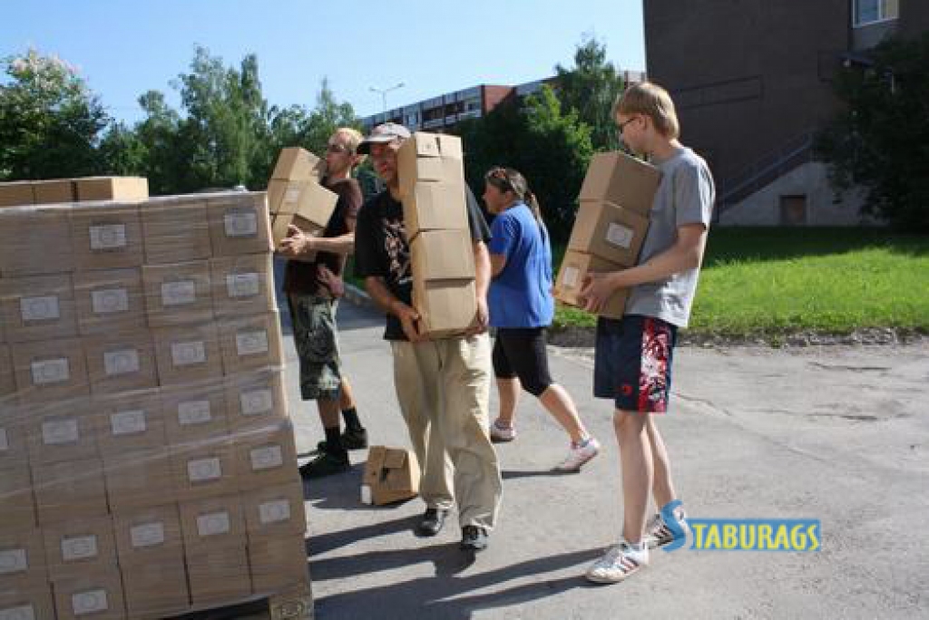 Vakar uz Aizkraukli atveda 1200 paku. Latvijas Sarkanā Krusta Aizkraukles nodaļas palīgi tās sanesa bijušā bāra “Klinta” telpās — pašvaldība pēc paku dalītāju lūguma ierādīja plašāku vietu. Iepriekš pakas izsniedza veikala telpās Spīdolas ielā, kur bija šauri un tika traucēts veikala darbs.  