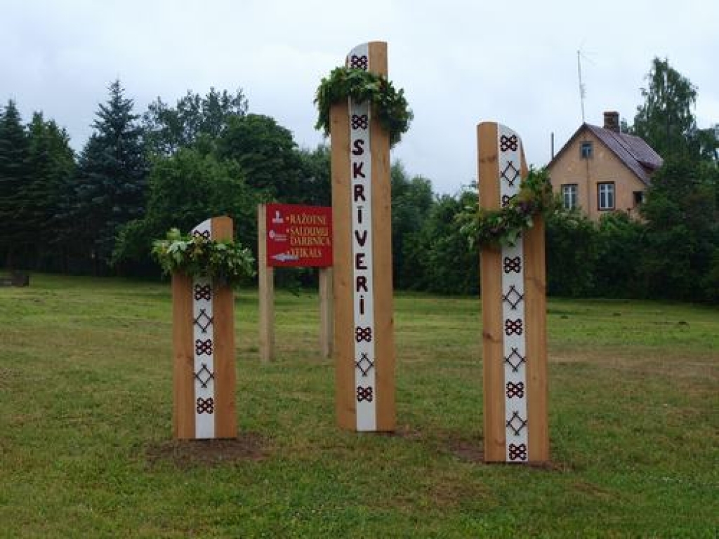 Šodien, 29. jūnijā, skrīverieši vidusskolas sporta laukumā svinēja novada svētkus. Notika amatnieku tirdziņš, radošās darbnīcas, atrakcijas un lustes bērniem. Lietus lāses nespēja iztraucēt arī vietējo pašdarbnieku un dziedošo ģimeņu...
Autors: Indulis Burka