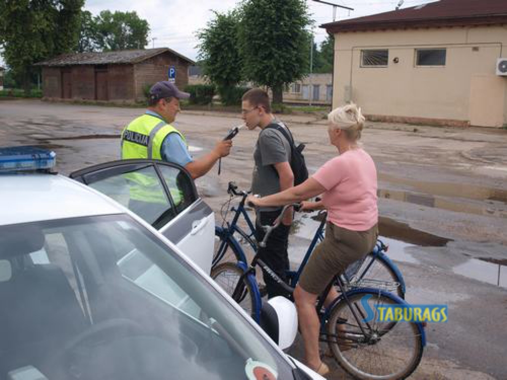 Aizvadītajās trijās brīvdienās Aizkraukles policijas iecirkņa inspektori aizturēja trīs iereibušus autovadītājus, vienu dzērušu motociklistu un septiņus iereibušus velosipēdistus. Lai pārliecinātos, kāda situācija uz ceļiem, vakar kopā ar...
Autors: Indulis Burka