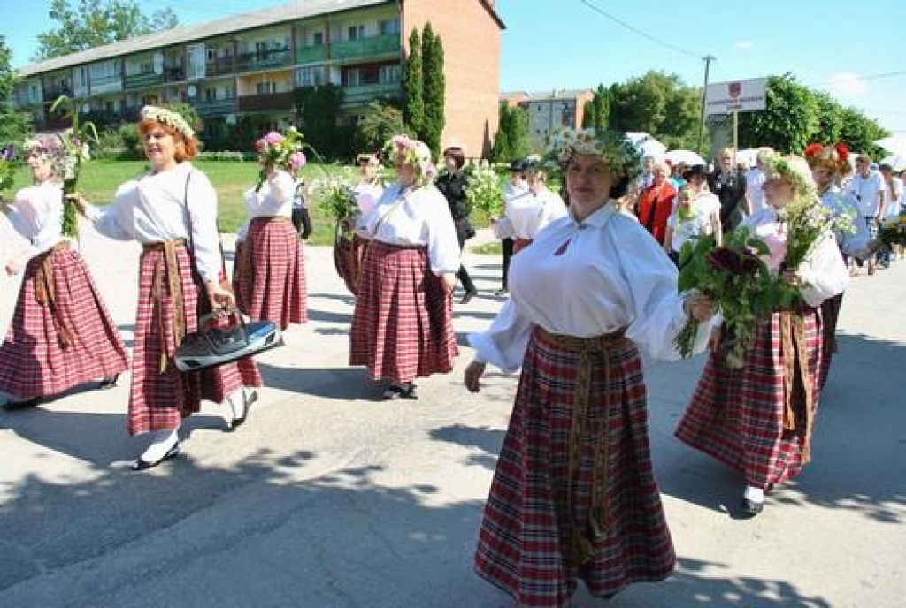Sestdien, 8. jūnijā, Koknesē norisinājās novada svētki. Tie sākās ar krāšņu svētku gājienu no Kokneses luterāņu baznīcas līdz Blaumaņa pagalmam, kur pašdarbības kolektīvi sniedza koncertu. Izklaides un kultūras pasākumi un dažādas...
Autors: Imants Kaziļuns