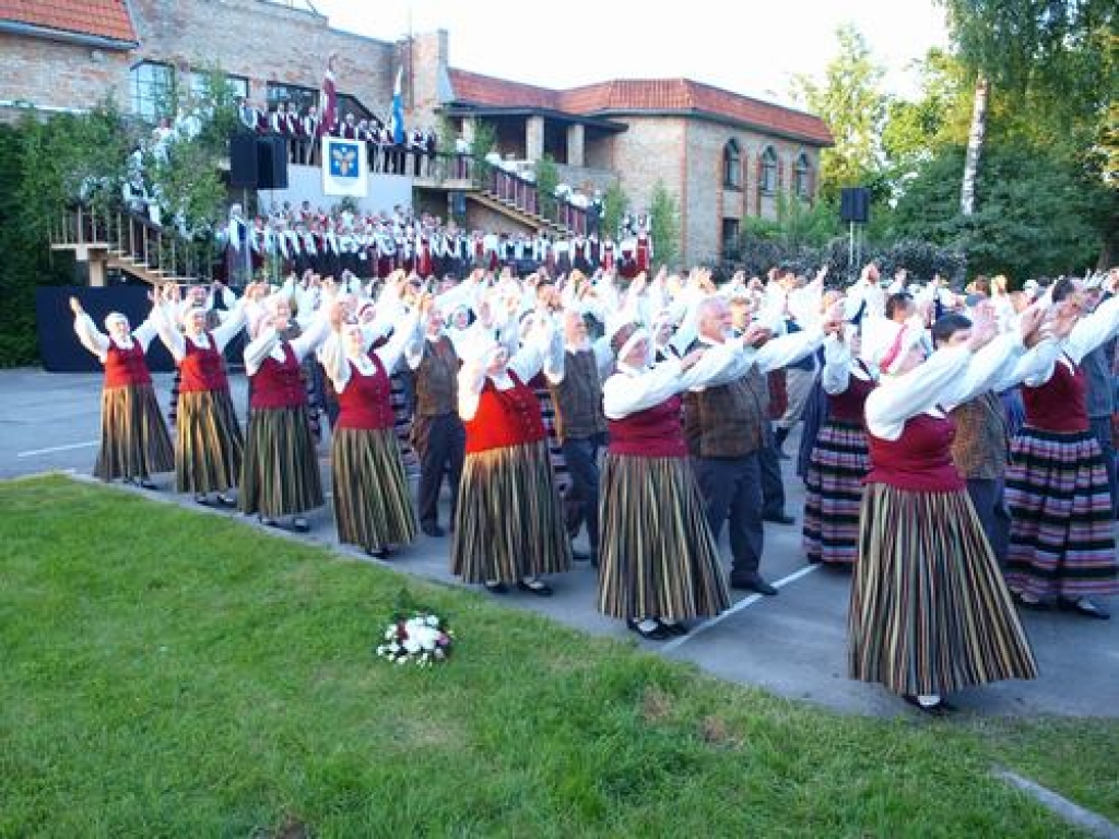 Aizkraukles pagasta estrādē notika Aizkraukles novada Tautas mākslas kolektīvu un viesu  koncerts 