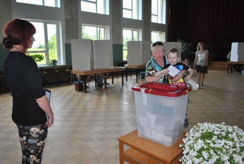 Pašvaldību vēlēšanās Kokneses novadā iedzīvotāju aktivitāte ir vienmērīga visu dienu. Daži vēlētāji nebija pamanījuši, ka pasei beidzies derīguma termiņš un tāpēc nobalsot nevarēja.Citi nebija mierā ar jauno parakstīšanās kārtību - rāmītī....
Autors: Imants Kaziļuns