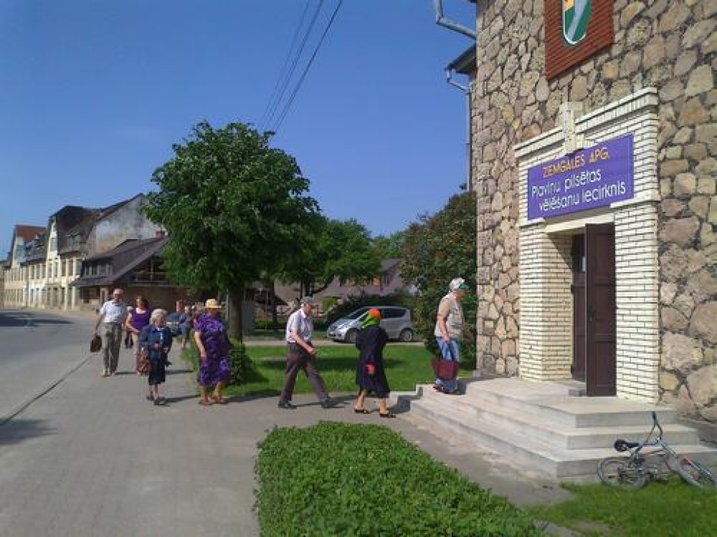 Pļaviņu vēlēšanu iecirknī lielākā aktivitāte sākās ap pulksten 10, lai gan bija cilvēki, kuri balsot devās jau 7 rītā. Lielākoties vēlētājiem jau bija skaidra izvēle, un zināja par ko balsos. Nekādu starpgadījumu dienas pirmajā pusē...
Autors: Sandra Pumpure