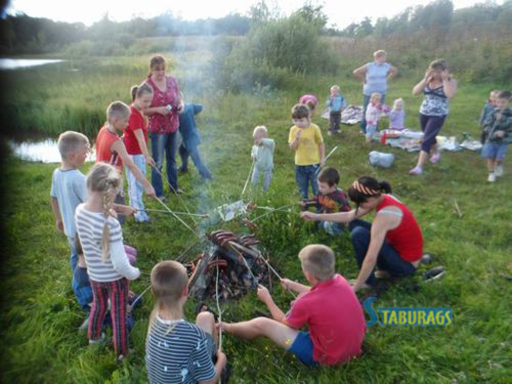 Gan ugunskurs, gan desas. Līgosvētkus priecīgi svin arī Iršu krīzes centra “Dzeguzīte” darbinieki un iemītnieki.  