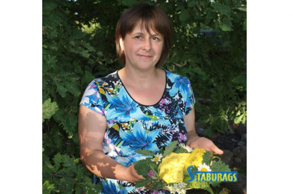 PAŠAS SIETS. Aija Bite katros Līgosvētkos sien sieru ar ķimenēm un citām garšvielām.  