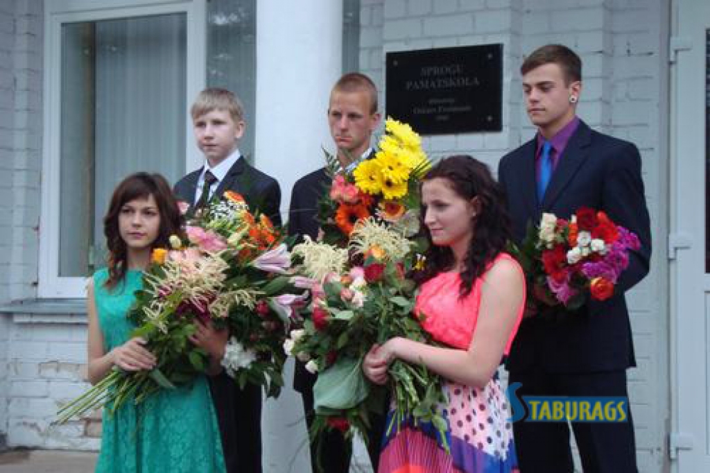 ATVADĀS NO SKOLAS. Sproģu pamatskolas 9. klases absolventi — Imanta Pētersone (no kreisās) un Arta Drezova, otrajā rindā (no kreisās) — Jānis Kārlis Grīnvalds, Ingars Saulītis un Uģis Sujets. Attēlā nav redzama Kristīne Patupa un Aleksandrs Ņikitins.           
Autors: Sandra Kalniņa