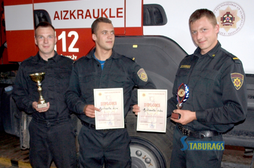 TROFEJAS. Kristaps Mežraups (no kreisās), Artūrs Skudra, Artūrs Ciematnieks un citi komandas dalībnieki, kuri neiekļuva kadrā, uz Aizkraukli atveda kausus un diplomus.   