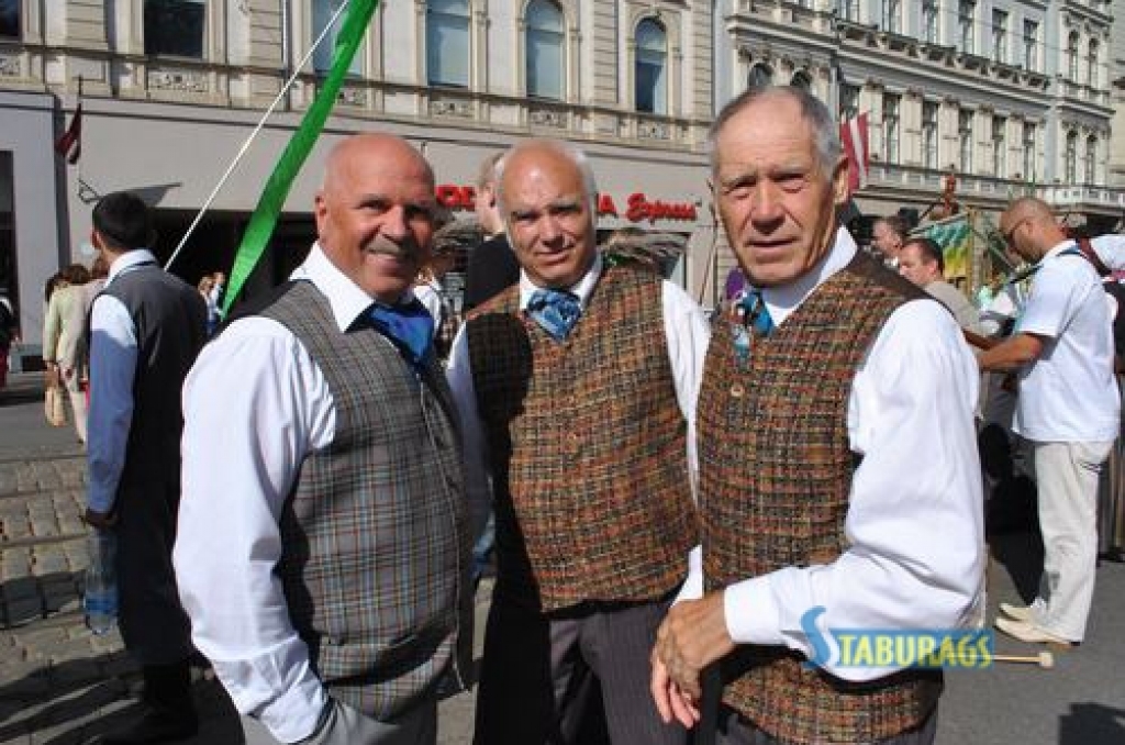 Katram latvietim reizi piecos gados ir iespēja gūt spēku no tautas gara mantojuma pūralādes — Dziesmu un deju svētkiem. Un ikreiz tā šķiet neizsmeļama kā dziļa aka, kuras ūdens veldzē visus izslāpušos — gan svētku dalībniekus, gan...
Autors: Līga Patmalniece