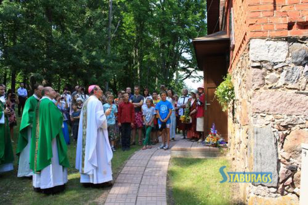 Šodien Vecbebru Svētās Ģimenes Romas katoļu draudzes baznīcā iesvētīja piemiņas plāksni pirmajam pāvesta sūtnim Latvijā Antonio Cehini, kurš apglabāts Rīgā, Miķeļa kapos. Plāksni iesvētīja un Svēto misi vadīja Svētā Krēsla apustuliskais...
Autors: Indulis Burka