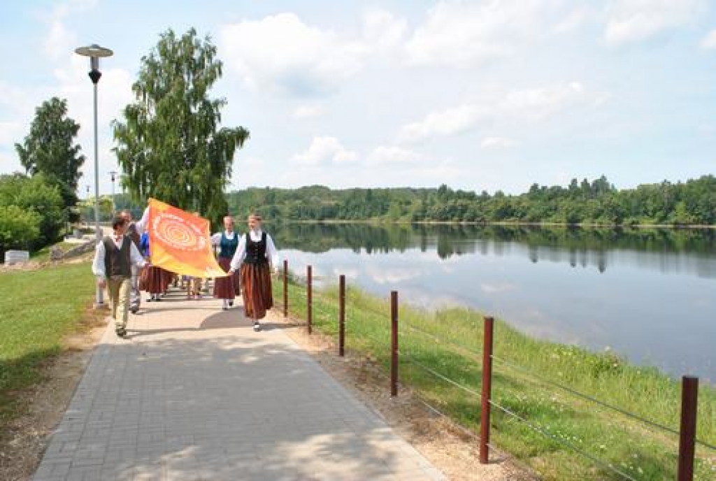 Jaunjelgavā pacelts  XXV Vispārējo latviešu Dziesmu un XV Deju svētku karogs.
Autors: Imants Kaziļuns