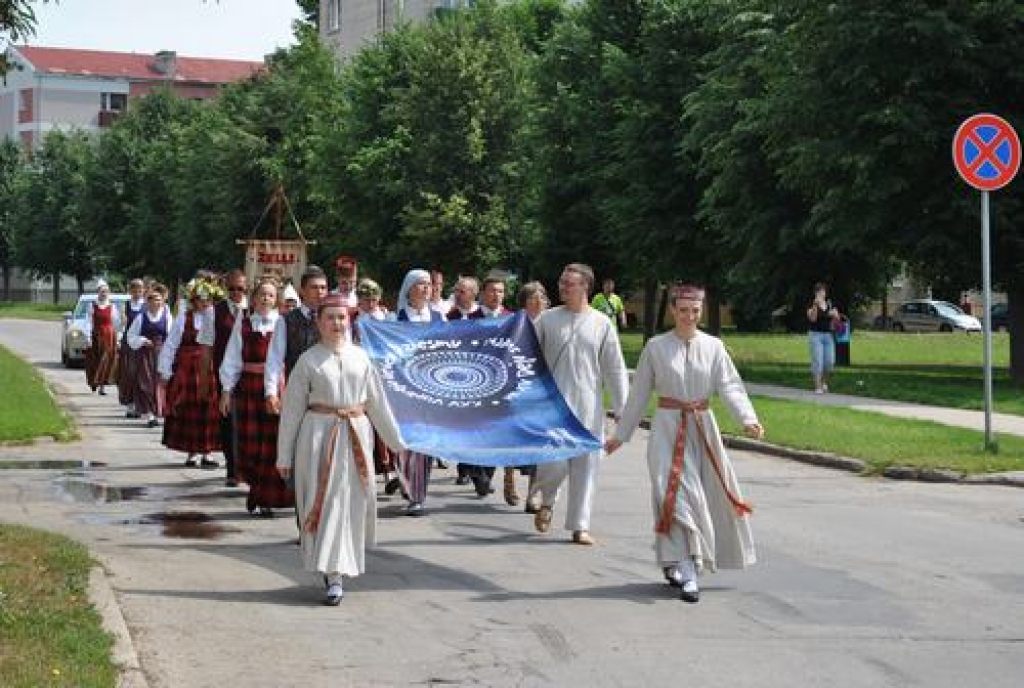 Aizkrauklē pacelts  XXV Vispārējo latviešu Dziesmu un XV Deju svētku karogs.
Autors: Līga Patmalniece