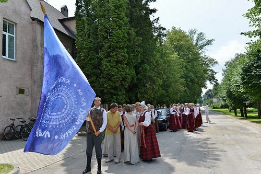 Skrīveros krāšņā pasākumā vakar pacēla  XXV Vispārējo latviešu Dziesmu un XV Deju svētku karogu.