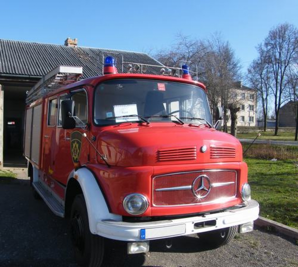 Ietilpīgāka un jaudīgāka. Tehnikas rotācijas kārtībā Neretas ugunsdzēsēji no Auces kolēģiem saņēmuši Mercedes markas automašīnu. 
Autors: no Neretas posteņa arhīva