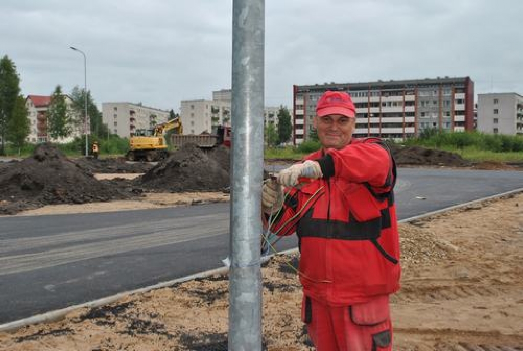 VARĒS SPORTOT ARĪ VAKARĀ. SIA “EdAn Elektro” montieris Inārs Dreijers jaunajā sporta laukumā ierīko apgaismojumu.