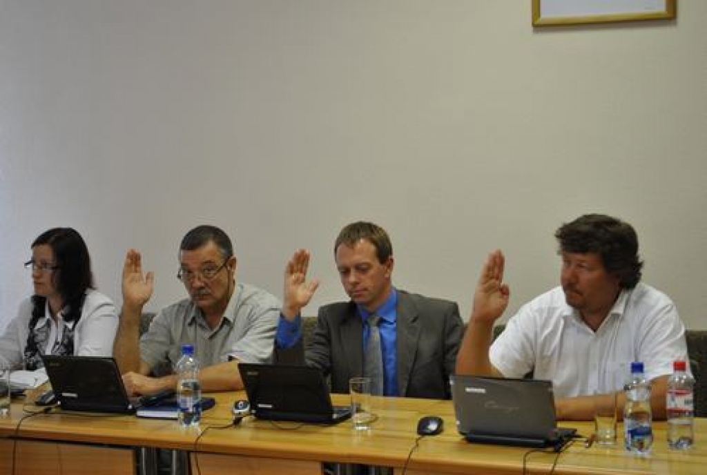 Vienprātīgs balsojums. Par bankomāta ierīkošanu balso arī jaunievēlētie deputāti Zane Romanova (no kreisās), Guntis Klūga, Jānis Belickis un Rolands Šteinbergs. 