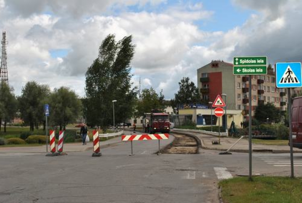 AUTOTRANSPORTAM SLĒGTS. Spīdolas un Skolas ielas krustojums vēl ir izbraucams, bet Spīdolas ielas posmā gar pilsētas dīķi virzienā uz apļveida krustojumu ar Lāčplēša ielu remontdarbu dēļ vakar satiksmi slēdza.  
Autors: Guna Mikasenoka