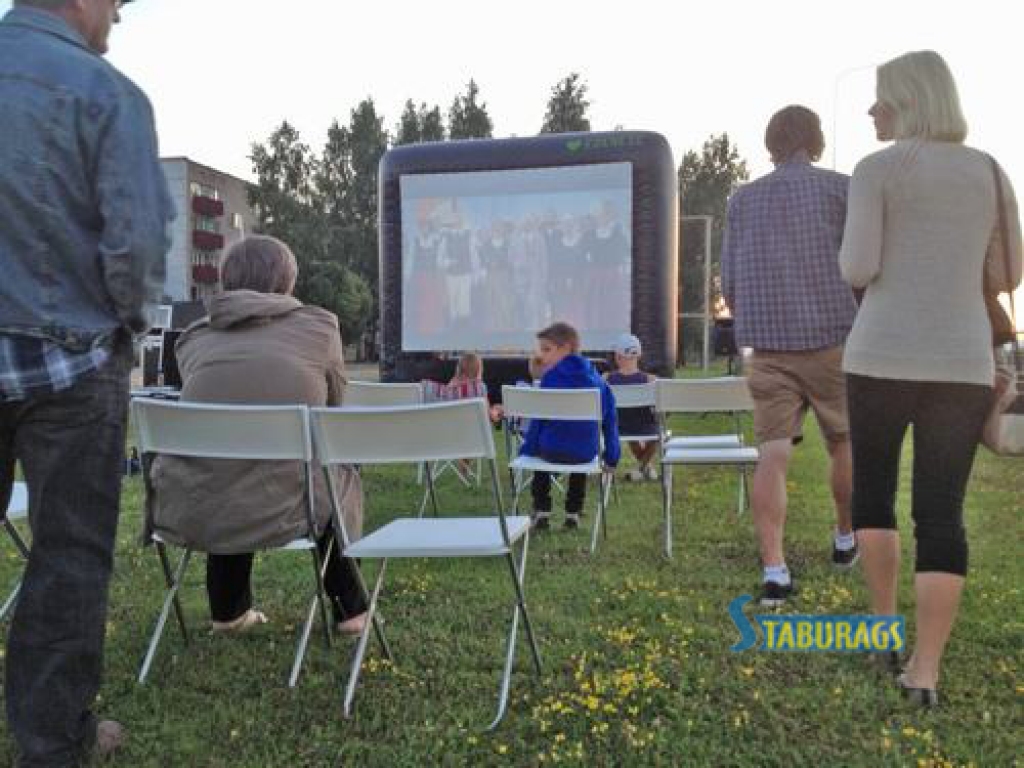 KINO ZEM KLAJĀM DEBESĪM. Koknesieši kino turpmāk varēs skatīties Zaļā tirgus laukumā.                    
Autors: Bruno Cīrulis