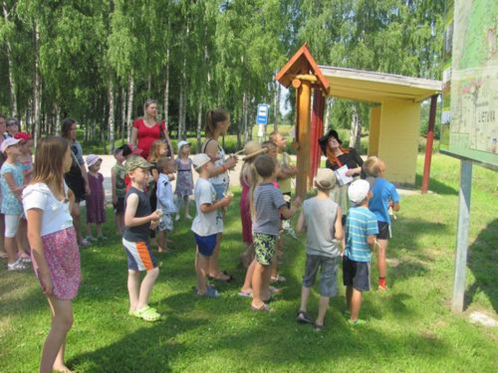 UZ KURU PUSI? Bērni spriež, kā raganiņai ātrāk atrast mājas. 
Autors: Vineta Andrejeva