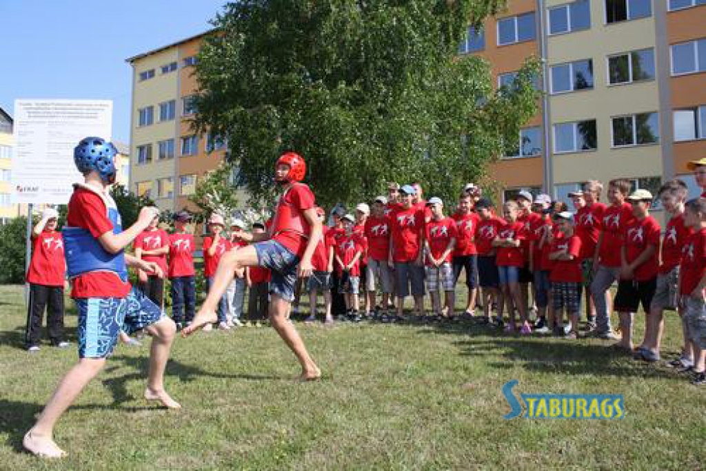 TRENĒJIES, TAD ARĪ TĀ VARĒSI! Jaunākajiem sportistiem paraugdemonstrējumus rāda Maksims Zemko (no kreisās) un Deniss Kulibiks. 